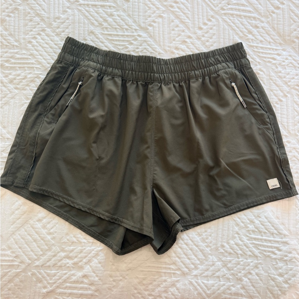 Vuori Women's Dash Shorts in Olive Green